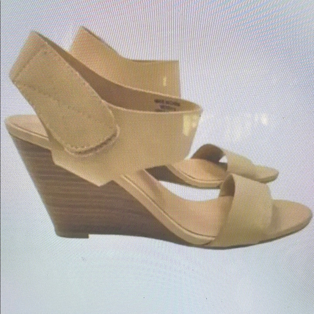 Chic Black Strappy Sandals with Cushioned Sole